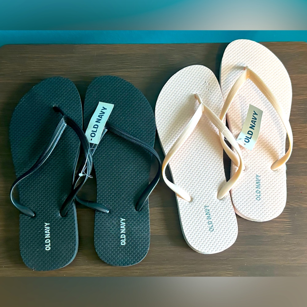 Old Navy Flip Flops Bundle of 2 Size 9 NWT